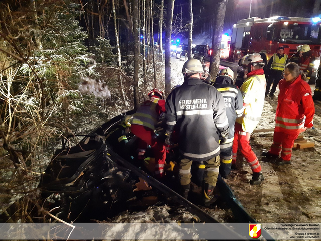 Einsatz in Gresten-Land: Ein Autolenker kam in Unteramt auf der eisigen Straße von der Fahrbahn ab und landete im Graben. | Foto: Freiwillige Feuerwehr Gresten