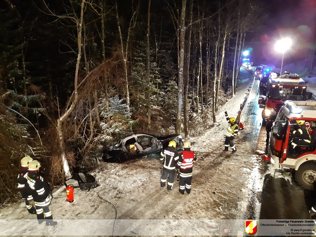 Einsatz in Gresten-Land: Ein Autolenker kam in Unteramt auf der eisigen Straße von der Fahrbahn ab und landete im Graben. | Foto: Freiwillige Feuerwehr Gresten