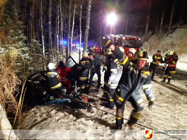 Einsatz in Gresten-Land: Ein Autolenker kam in Unteramt auf der eisigen Straße von der Fahrbahn ab und landete im Graben. | Foto: Freiwillige Feuerwehr Gresten