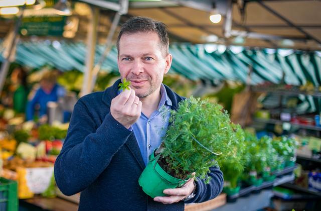 Andreas Gfrerer wird im Rahmen des "eat &amp; meet" einen Schrannenspaziergang anbieten.  | Foto: wildbild