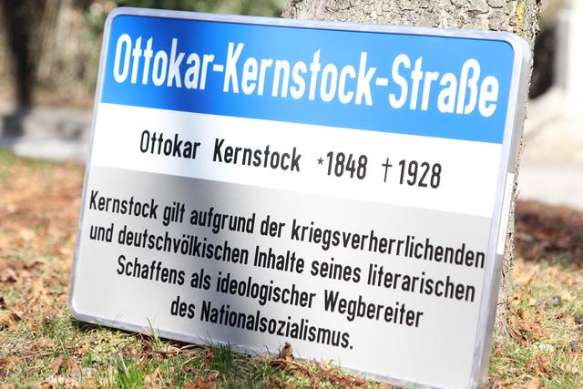 Regt zum nachdenken an: Zusatzinformationen rücken den Straßennamen in ein ganz anderes Licht.  | Foto: Astrid Kompan/Stadt Villach