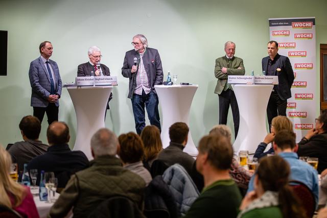 Über zwei Stunden lang wurde im Saal des Hotels "Weisser Hirsch" sachlich diskutiert.  | Foto: Fred Lindmoser