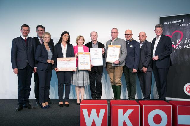 12 Wirte aus dem Bezirk Braunau wurden für ihre langjährige Tätigkeit in der heimischen Gastronomie von der Wirtschaftskammer ausgezeichnet. | Foto: cityfoto