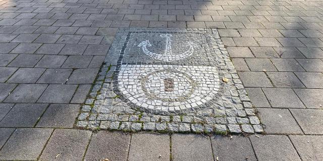 Das Bezirkswappen symbolisiert die einst selbstständigen Gemeinden Brigittenau und Zwischenbrücken. Zu sehen ist das Wappen etwa vor dem Haupteingang der Brigittakirche.