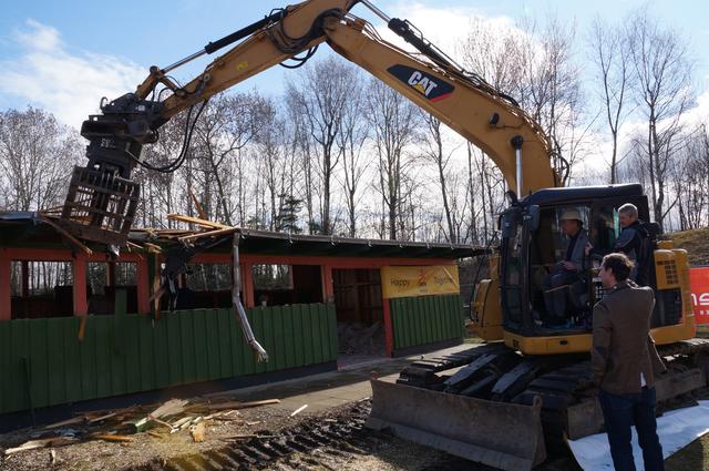 Abbrucharbeiten mit JUFA-Vorstandsvorsitzenden Gerhard Wendl | Foto: Almer