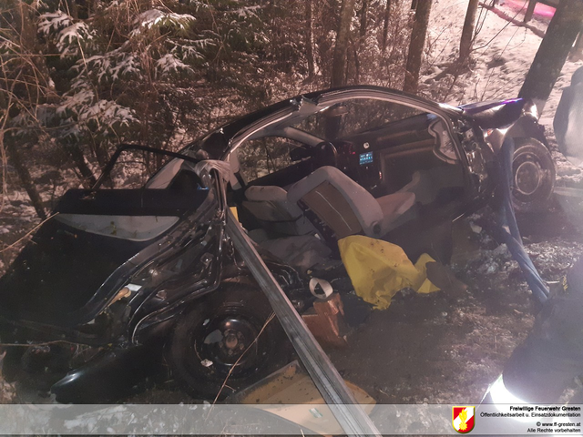 Einsatz in Gresten-Land: Ein Autolenker kam in Unteramt auf der eisigen Straße von der Fahrbahn ab und landete im Graben. | Foto: Freiwillige Feuerwehr Gresten
