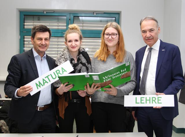 Präsident Peter Nemeth (re.) begrüßte mit Landesrat Christian Illedits (il.) die Lehrlinge Linda Schreiber und Linda Unger beim Start des Lehrgangs "Lehre mit Matura" im WIFI Eisenstadt. | Foto: WKB
