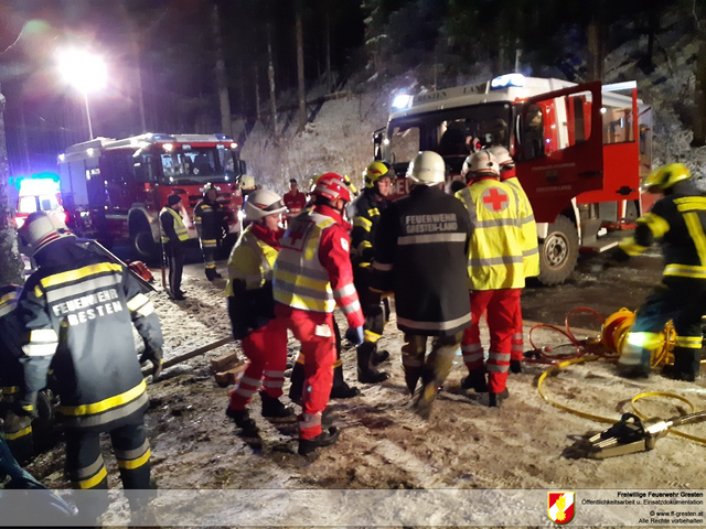 Einsatz in Gresten-Land: Ein Autolenker kam in Unteramt auf der eisigen Straße von der Fahrbahn ab und landete im Graben. | Foto: Freiwillige Feuerwehr Gresten