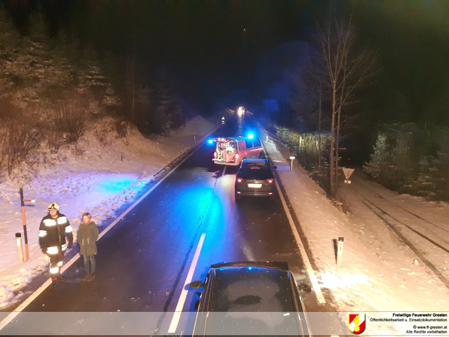 Einsatz in Gresten-Land: Ein Autolenker kam in Unteramt auf der eisigen Straße von der Fahrbahn ab und landete im Graben. | Foto: Freiwillige Feuerwehr Gresten