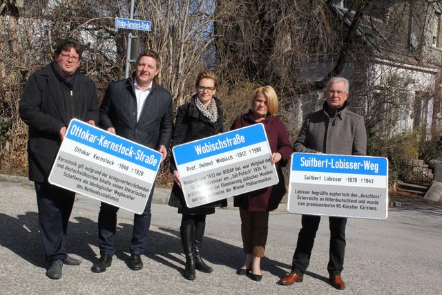 Bei der Montage der ersten Tafeln: Stadtrat Christian Pober, Bürgermeister Günther Albel, Stadträtin Katharina Spanring, Vizebürgermeisterin Gerda Sandriesser und Stadtrat Harald Sobe (von links)