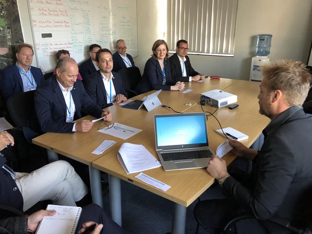 Die steirische Delegation mit Landesrätin Barbara Eibinger-Miedl im Business-Park im Austausch mit Gershwin Williams (r.), Head of Atlantis Investment Facilitation Office. Am Tisch (v.l.): Robert Brugger vom Internationalisierungscenter Steiermark, "GreenTech Cluster"- Geschäftsführer Bernhard Puttinger, Landesrätin Barbara Eibinger-Miedl und Christoph Ludwig, Geschäftsführer der Steirischen Wirtschaftsförderungsgesellschaft (SFG).
