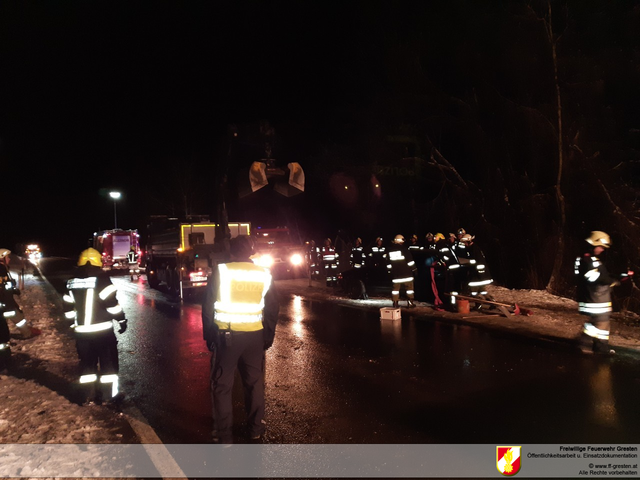 Einsatz in Gresten-Land: Ein Autolenker kam in Unteramt auf der eisigen Straße von der Fahrbahn ab und landete im Graben. | Foto: Freiwillige Feuerwehr Gresten