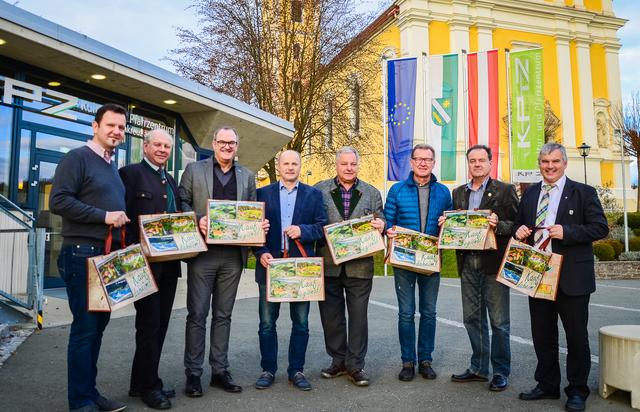 Stolz präsentieren die Vertreter des Stiefingtales ihre neuen Mehrwegeinkaufstaschen.