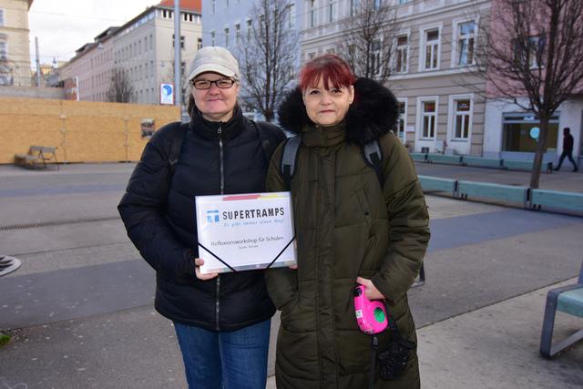 Seit drei Jahren sind Renate und Sandra (v.l.) fixer Bestandteil der Sozialinitiative "Supertramps", welche Stadtführungen mit ehemals obdachlosen Menschen anbietet.