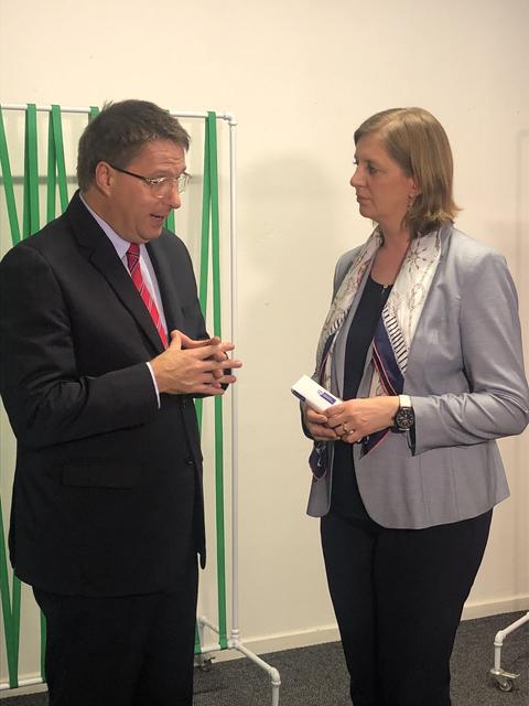 Landesrätin Barbara Eibinger-Miedl im Gespräch mit David Maynier, Wirtschaftsminister der Western Province.