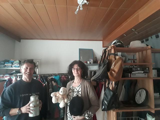 Hitzendorfs Jugendreferent Andreas Riegler und Birgit Rönfeld haben den neuen Kostnixladen am Wochenende eingeräumt. | Foto: KK