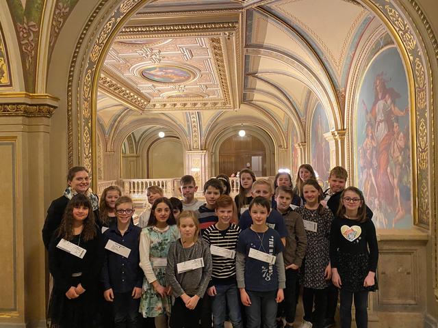 Die Schüler der vierten Klasse in der Wiener Staatsoper mit Klassenlehrerin Andrea Hafner. | Foto: Volksschule Sitzenberg-Reidling