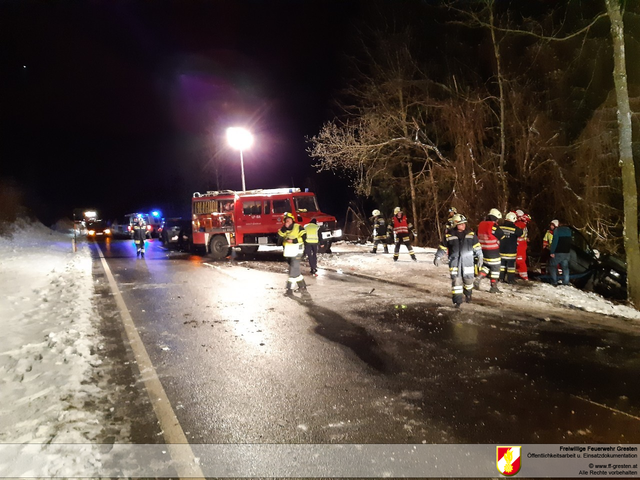 Einsatz in Gresten-Land: Ein Autolenker kam in Unteramt auf der eisigen Straße von der Fahrbahn ab und landete im Graben. | Foto: Freiwillige Feuerwehr Gresten
