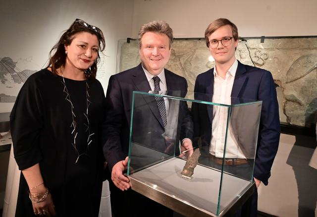 Kulturstadträtin Veronica Kaup-Hasler (SPÖ), Bürgermeister Michael Ludwig (SPÖ) und Historiker Niklas Rafetseder bei der Enthüllung des "ersten Stadtrecht Wiens". | Foto: Christian Jobst