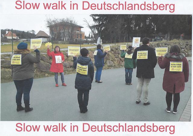 Mit einem "Slow walk" wurde die Forderung nach einer 35-Stunden-Woche verdeutlicht.