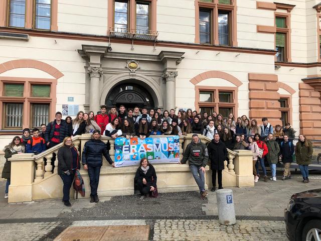 We are Europe: Schüler des Gymnasiums Hartberg mit den Austauschschülern der spanische Schule aus Gijón vor dem Rathaus in Hartberg. | Foto: Gymnasium Hartberg