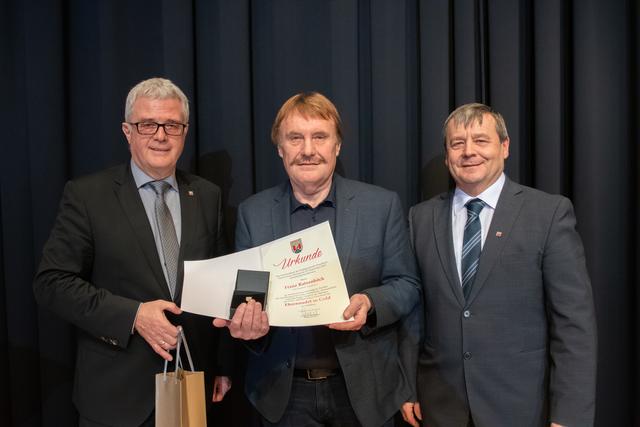 Franz Ratzenböck erhielt die Goldene Ehrennadel. Bürgermeister Wolfgang Oberlehner (l.) und Vizebürgermeister Peter Sattlberger gratulierten. | Foto: Stadtamt/Mühlböck