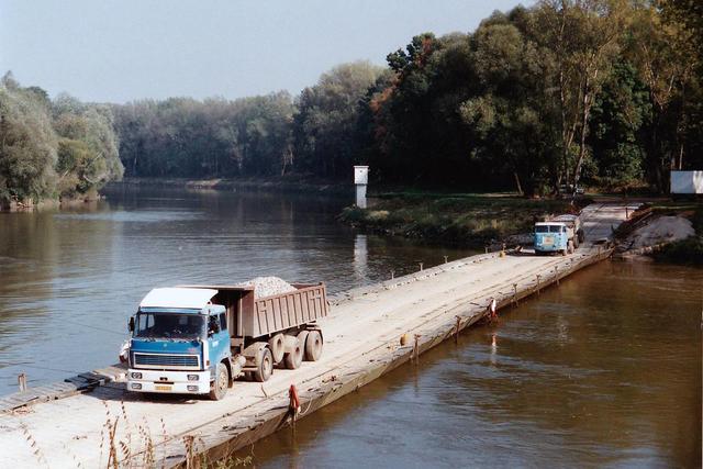 Die Pontonbrücke, errichtet 1990 für den Transport von Kalksteinen für die Zuckererzeugung, ab 1994 Grenzübergang.