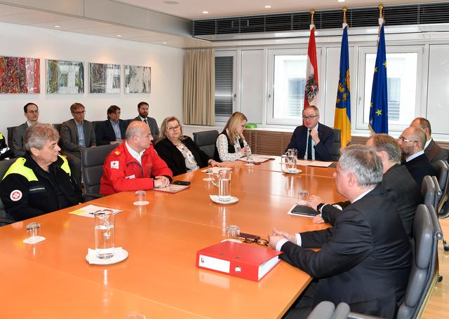 Der Vizepräsident des Samariterbundes Hannes Sauer, der Landesrettungskommandant-Stv. des Roten Kreuzes Johann Kaufmann, die NÖ Sanitätsdirektorin Irmgard Lechner, Landesrätin Ulrike Königsberger-Ludwig, LH-Stellvertreter Stephan Pernkopf, der Vorstand der NÖ Landesgesundheitsagentur Konrad Kogler, Univ.-Prof. Ojan Assadian, Landesamtsdirektor Werner Trock und der Direktor für Medizin und Pflege der NÖ Landesgesundheitsagentur Markus Klamminger. | Foto: NLK Reinberger