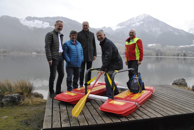 Reinhold Flörl (Kössen), Seebesitzerin Renèe Palm, Bgm. Richard Dagn (Schwendt), Bgm. Dieter Wittlinger (Walchsee) und Wasserrettungs-Einsatzleiter Johann Pichler (v.l) sind glücklich über den neuen "Eisretter".