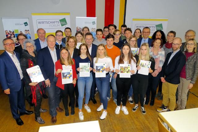 Vertreter von Wirtschaftsforum, den WV-Handelsakademien, der Bildungsdirektion und der Schülerschaft beim Info-Vormittag im Kulturstadl zu Göpfritz an der Wild