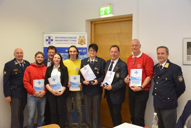 Regionseinsatzleiter Kurt Smolle, Benedikt Babic, Bürgermeister Thomas Krainz, Kathrin Smolle, Dominik Weiss, Einsatzstellenleiterin Monika Mairitsch, Jürgen Honorius Haim, Markus Zinner, ÖWR-Landesleiter-Stellvertreter Helmut Buchbauer (von links)