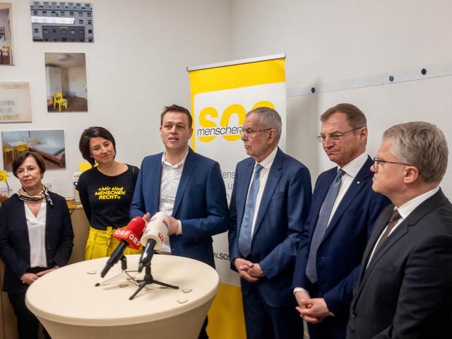 Hoher Besuch im "Haus der Menschenrechte" (v. l.:): First Lady Doris Schmidauer, SOS-Menschenrechte Geschäftsführerin Sarah Kotopulos, LR Stefan Kaineder, Bundespräsident Alexander van der Bellen, Landeshauptmann Thomas Stelzer und Bürgermeister Klaus Luger. | Foto: BRS
