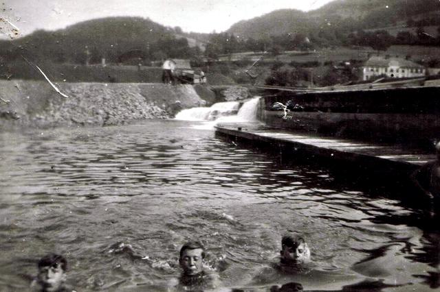 Im Jahr 1938 badeten Kinder an der Stelle, an der im Jahr 1970 die heutige Wehr in Traisen errichtet wurde.