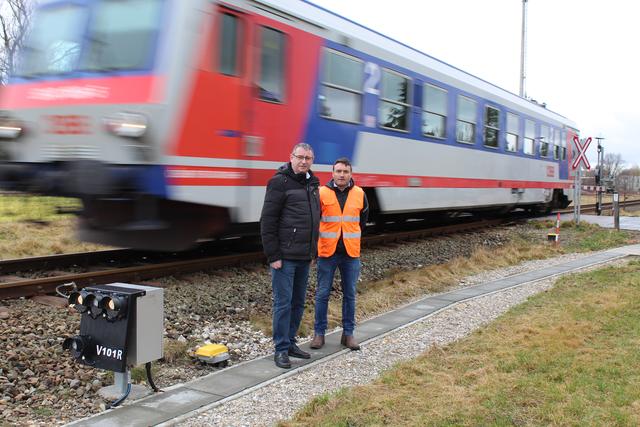 Bürgermeister Robert Wimmer (li.) und Markus Achleitner von der ÖBB am Bahnübergang Burgstall. Diese Doppel-Eisenbahnkreuzung mit ihren langen Wartezeiten soll bald der Vergangenheit angehören.