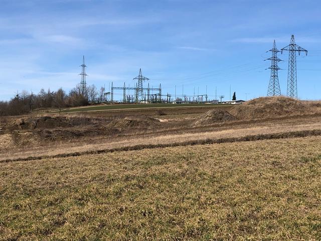 Hier könnte ein Photovoltaik-Park entstehen: Sicht von Koblhof Richtung EVN-Standort.