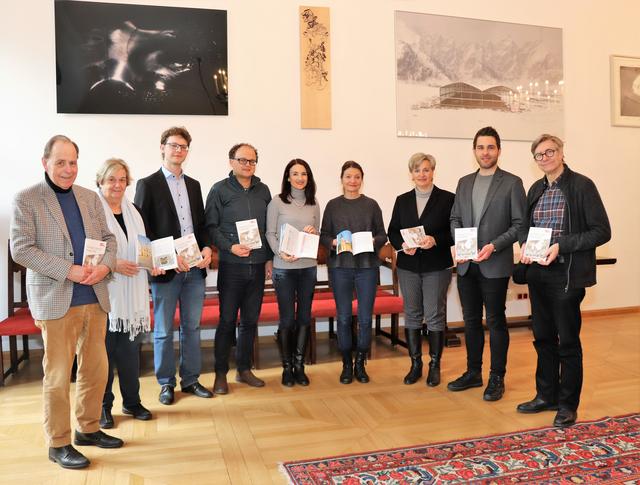 Ein großer Orgelschatz: Die VeranstalterInnen (v.l.) Reinhard Jaud, Maria Crepaz, Michael Schöch, Clemens Hofer, Elias Praxmarer und Kurt Estermann präsentierten mit Kulturstadträtin Uschi Schwarzl (6. v.l.), Abteilungsleiterin Birgit Neu (7. v.l.) und Cornelia Spuller (Kulturamt, Mitte) das neue Jahresprogramm für 2020.