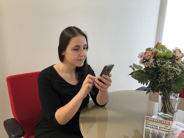 In der Redaktion fällt es schwer, den Blick vom Smartphone zu lassen – das soll sich in der nächsten Woche ändern. | Foto: WOCHE
