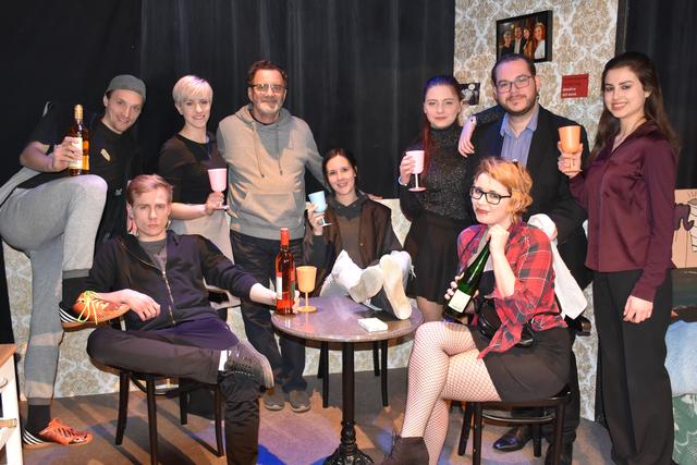 „Und wir bleiben auch zum Schlafen“ von Carl Slotboom in der großartigen Inszenierung von Christian Hochgatterer im Stadttheater Grein .