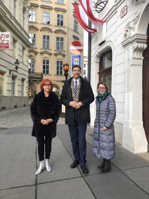 Direktorin Sigrid Schwall, Bezirksvorsteher Markus Figl﻿ und Bezirksrätin Elisabeth Woschnagg in der Drahtgasse (v.l.). | Foto: BV 1