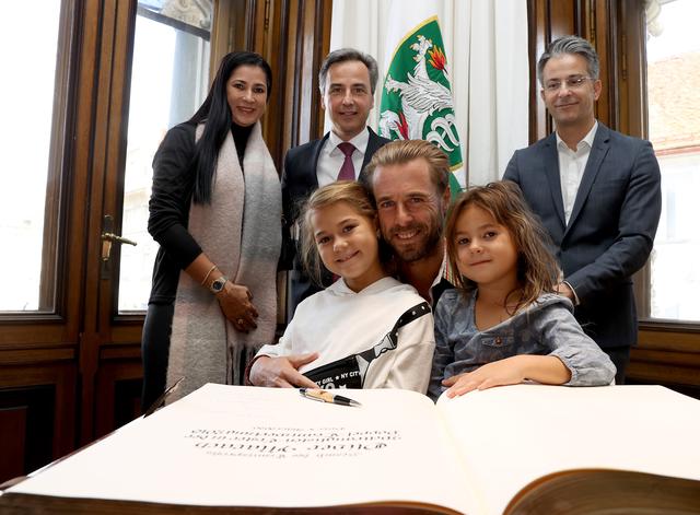 Große Ehre für Oliver Marach (vorne/Mitte): Im Beisein seiner Frau und den Kindern und von Bürgermeister Siegfried Nagl und Stadtrat Kurt Hohensinner trug er sich ins Goldene Buch der Stadt ein. | Foto: GEPA