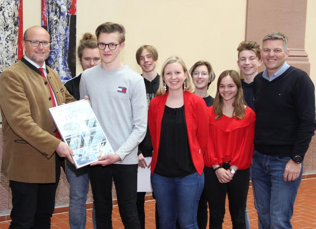 Schüler des BG Tanzenberg überreichten Sparkasse-Teamleiter Wolfgang Sperl ein Bild und einen beim Projekt entstandenen Kalender. | Foto: Kärntner Sparkasse