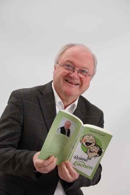 Manfred Fürpaß stellt sein neues Buch "Reime zum Lachen" bei der Jubiläumsfeier zu 20 Jahre Bürgerbüro Wies vor.