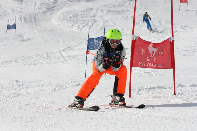 Action auf der Piste beim Schulskitag.