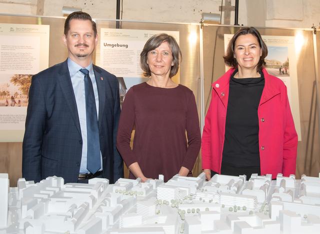 Bezirksvorsteher Marcus Franz, Vizebürgermeisterin Birgit Hebein und Vorstandsdirektorin der ÖBB Silvia Angelo v.l.