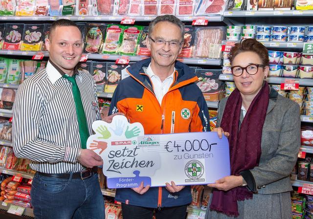 Spar Marktleiter Daniel Zaglauer (links) übergibt die Spende gemeinsam mit Ulrike Ablinger von der Firma Ablinger Fleischhauereibetrieb in Oberndorf (rechts) an den Landesleiter der Bergrettung Salzburg Balthasar Laireiter (Mitte). | Foto: Spar