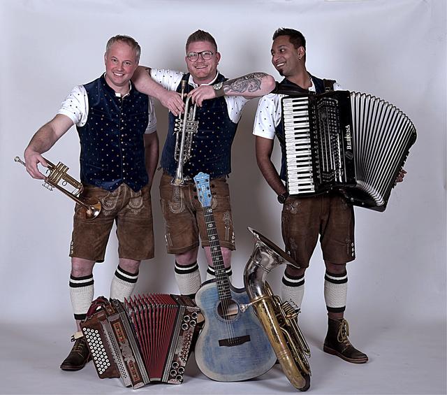 Die Band VolxKrocha mit Alfred Penker, Daniel Botnar und Manuel Gasser.