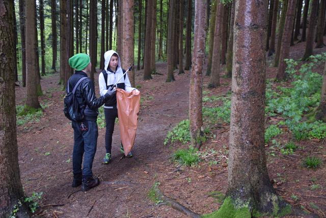 Viele Schüler waren beim Müllsammeln dabei, wie hier von der NMS Seekirchen. | Foto: Land Salzburg/Christine Schrattenecker