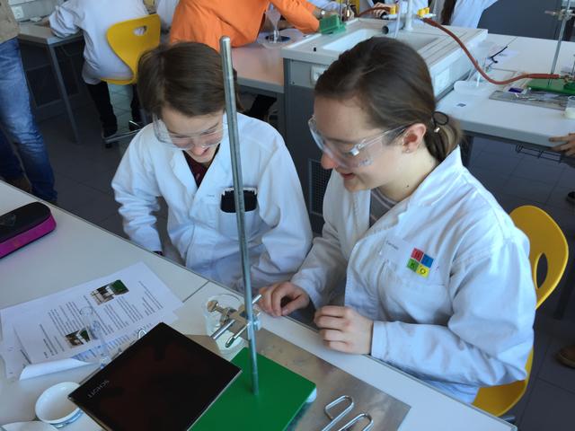 Diana und Carmen, die jungen Wissenschaftlerinnen bei der Arbeit.