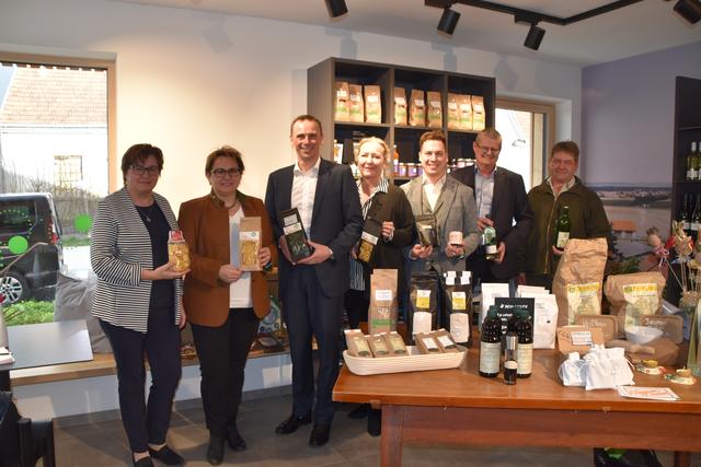 Aufstellung zu Fotoshooting: Asperhofens Bürgermeisterin Katharina Wolk, Elfriede Öllerer, Wirtschaftslandesrat Jochen Danninger, riz up-Geschäftsführerin Petra Patzelt, LA Bernhard Heinreichsberger, Sitzenberg-Reidlings Bürgermeister Christoph Weber und Bernhard Öllerer.