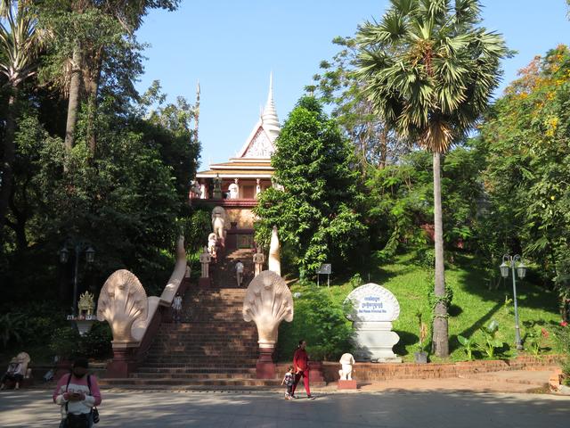 Aufnahme 11.2.2020: Blick auf den Wat Phnom. Der künstlich angelegte Hügeltempel der alten Frau Penh.
